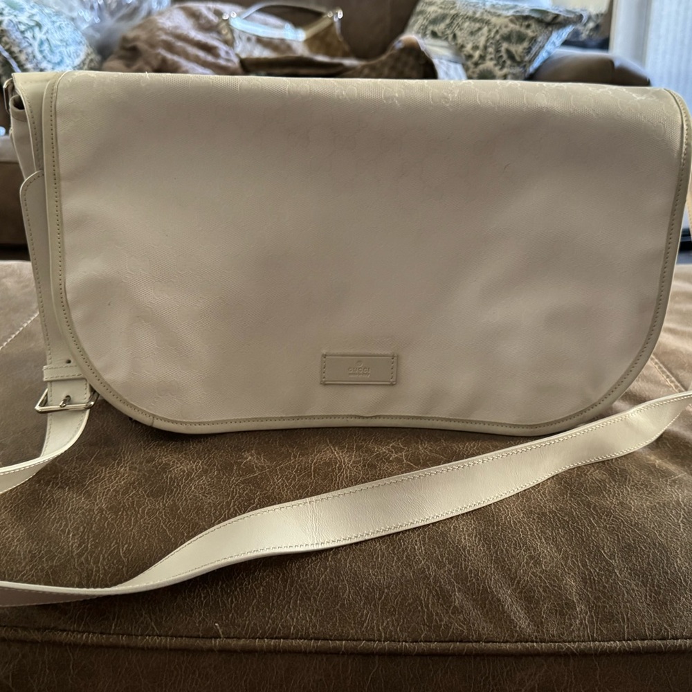 Authentic Gucci White Leather Crossbody/Laptop bag